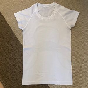 White textured lulu lemon t shirt